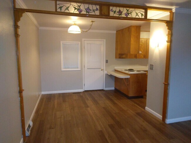 Building Photo - Great Location with this Charming House