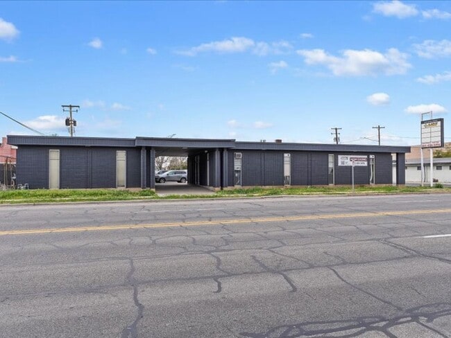 Building Photo - 2330 S Main St