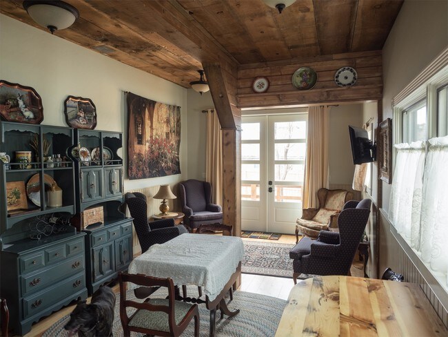 Foto del edificio - 202 N Pleasant St