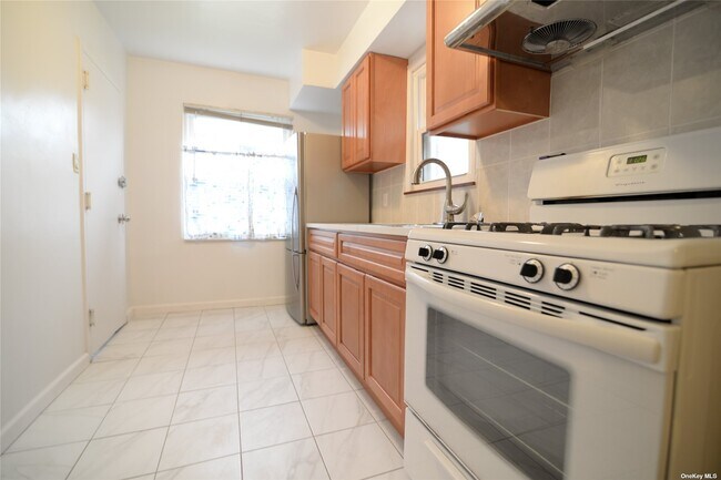 Building Photo - 201-15 42nd Ave