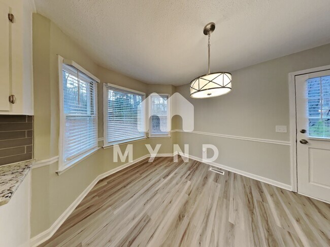 Building Photo - 1002 Meadowbrook Dr