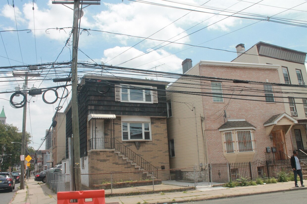 Primary Photo - 164 Tonnelle Ave