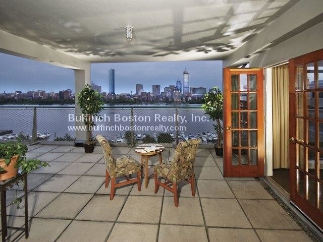 Building Photo - Studio