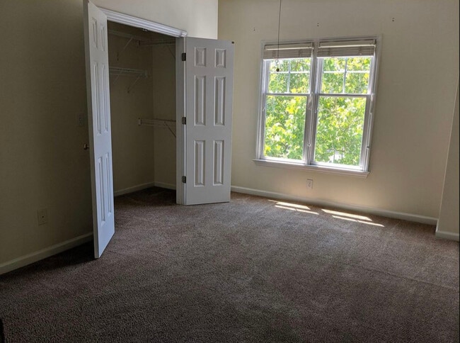 Master bed - 1008 Highgrove Dr