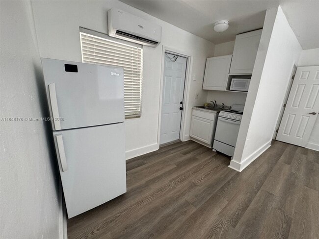 Foto del edificio - 240 NW 64th St