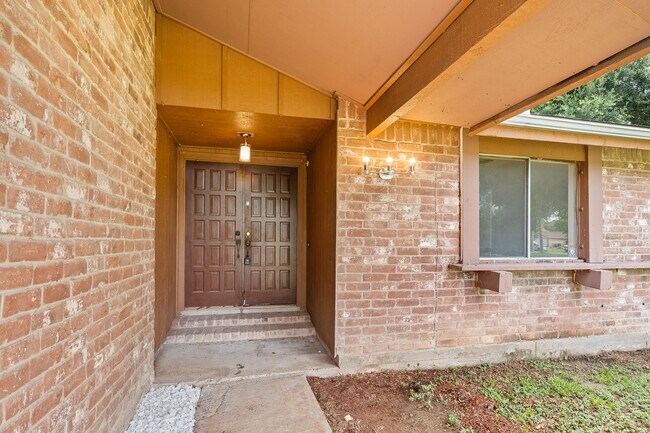 Foto del edificio - 13910 New Village Ln