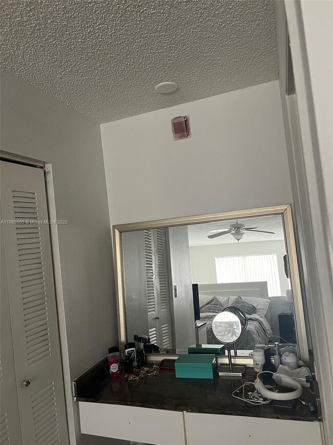 Foto del edificio - 18111 NW 68th Ave