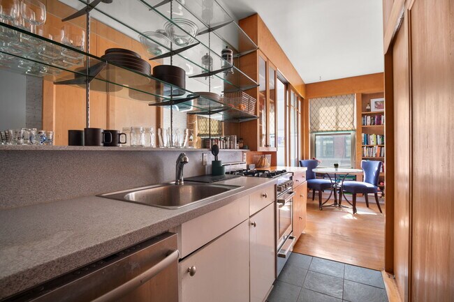 Building Photo - 316 Mott St