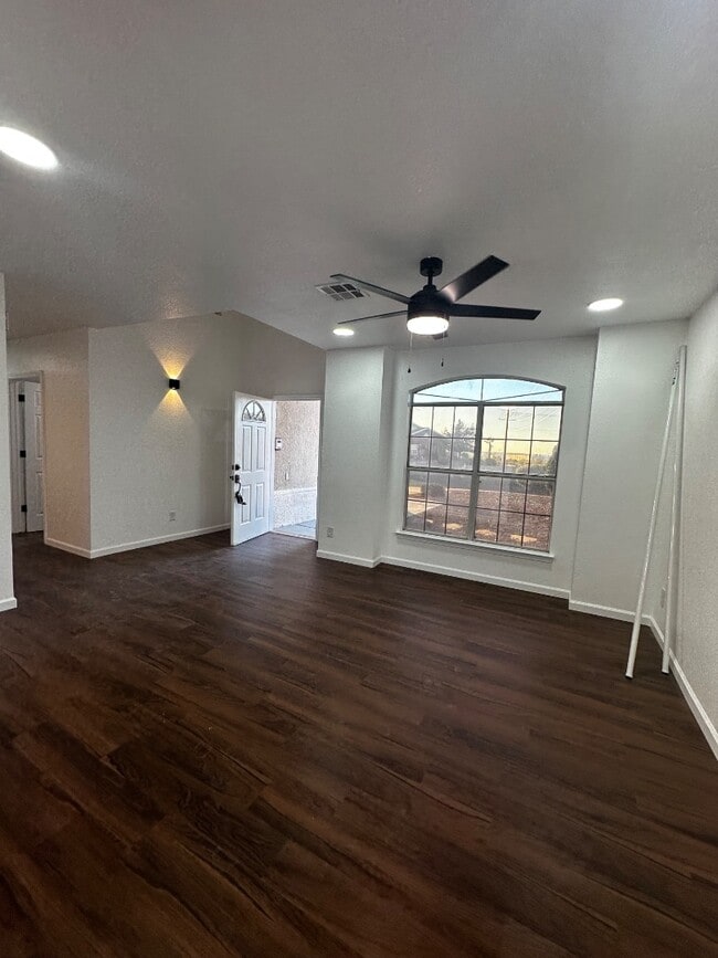 Building Photo - 7600 Plaza Redonda Dr