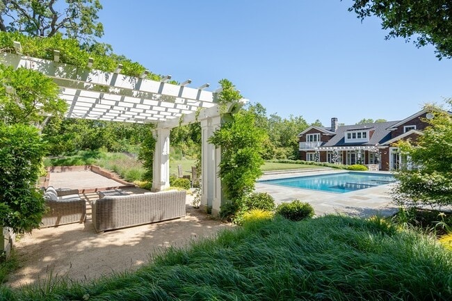 Building Photo - Dream Rental in Central Woodside
