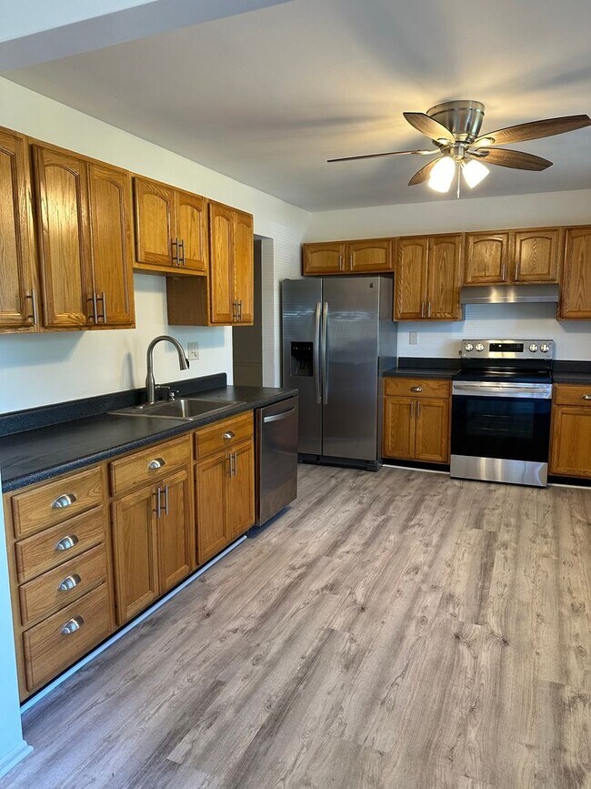 Foto del edificio - Whispering Woods Townhome Reduced!!