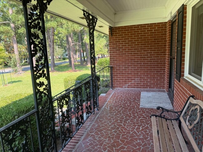 Building Photo - 302 Oak Dr