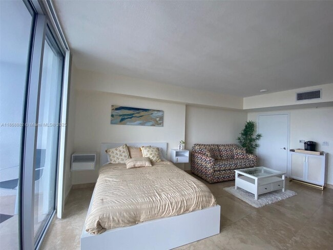 Building Photo - 1750 N Bayshore Dr
