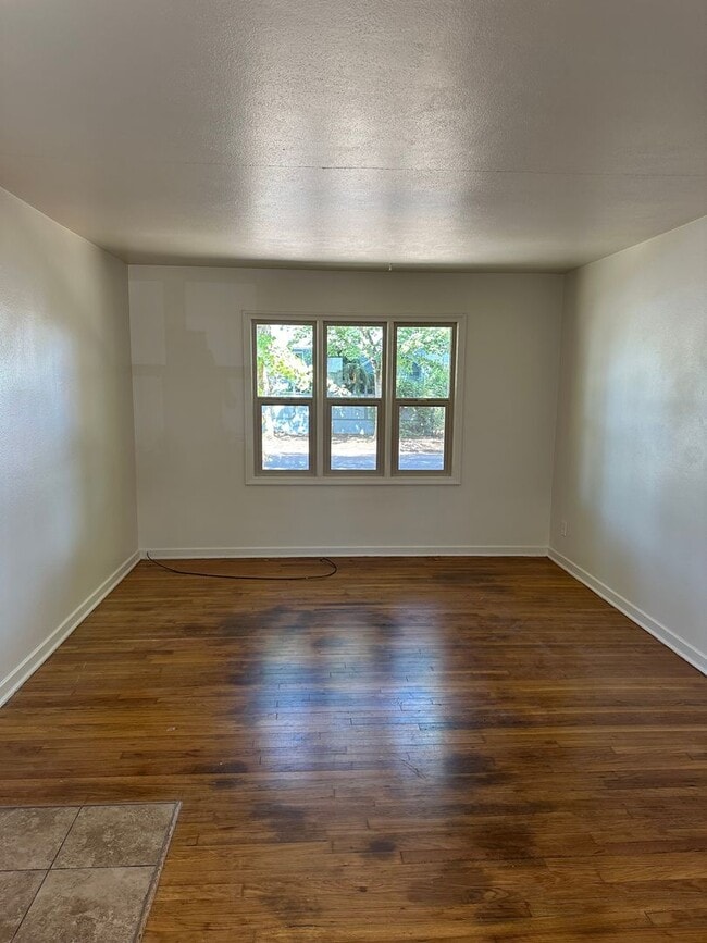 Building Photo - Cute One Bedroom