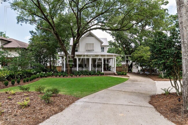 Foto del edificio - Fully Furnished Cottage on Oversized Lot i...