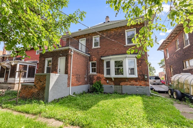 Building Photo - 819 E Grand Blvd
