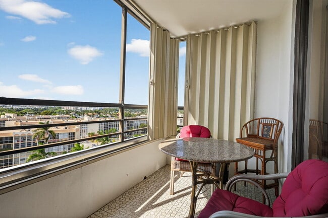 Foto del edificio - 600 Three Islands Boulevard