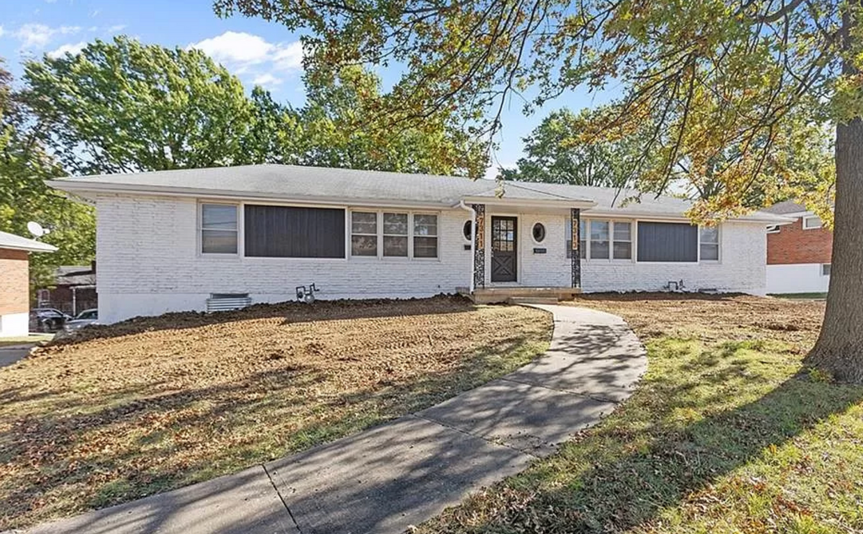 Primary Photo - Updated Raytown duplex