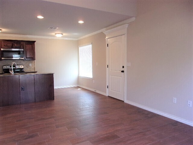 Building Photo - Creekside Townhomes 1 Bedroom