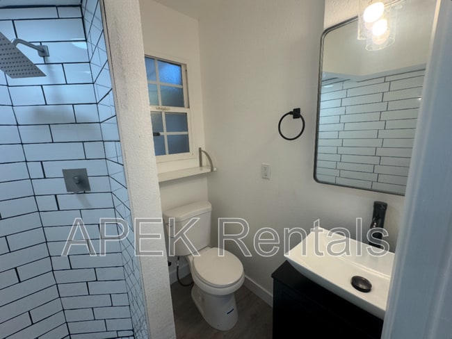 Building Photo - 2231 N Palm Canyon Dr