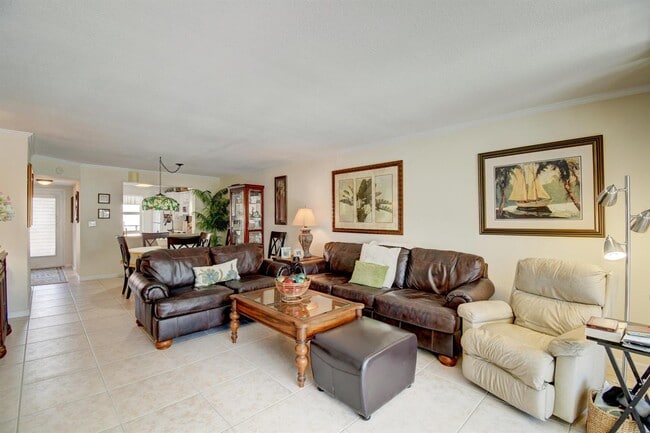 Building Photo - 921 Gardenia Dr