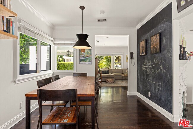 Foto del edificio - 4202 Benedict Canyon Dr