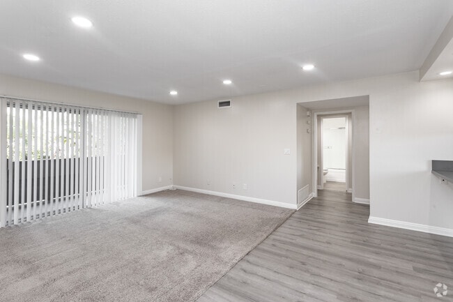 2 habitaciones, 2 baños - 850 pies cuadrados - Sala de estar/comedor - 250 E Acacia St.