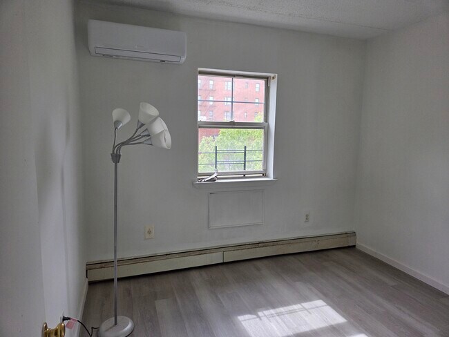 Foto del edificio - 832 Bryant Ave