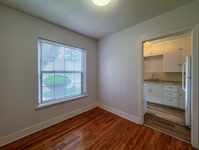 Foto del edificio - 400 E 8th St