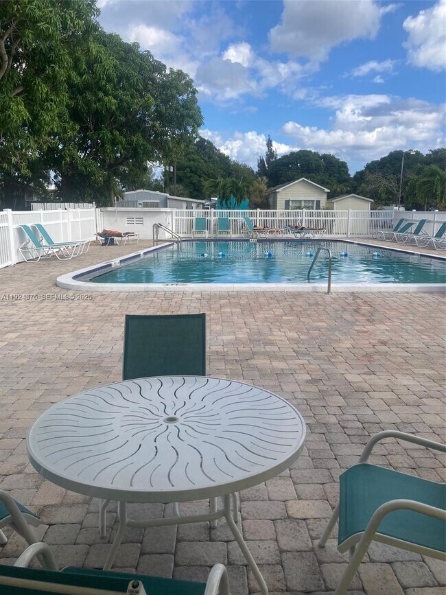 Foto del edificio - 310 NE 45th Pl