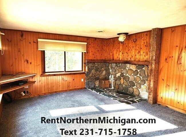 Building Photo - PETS WELCOME - 2 Bed Home - New Siding, Wi...