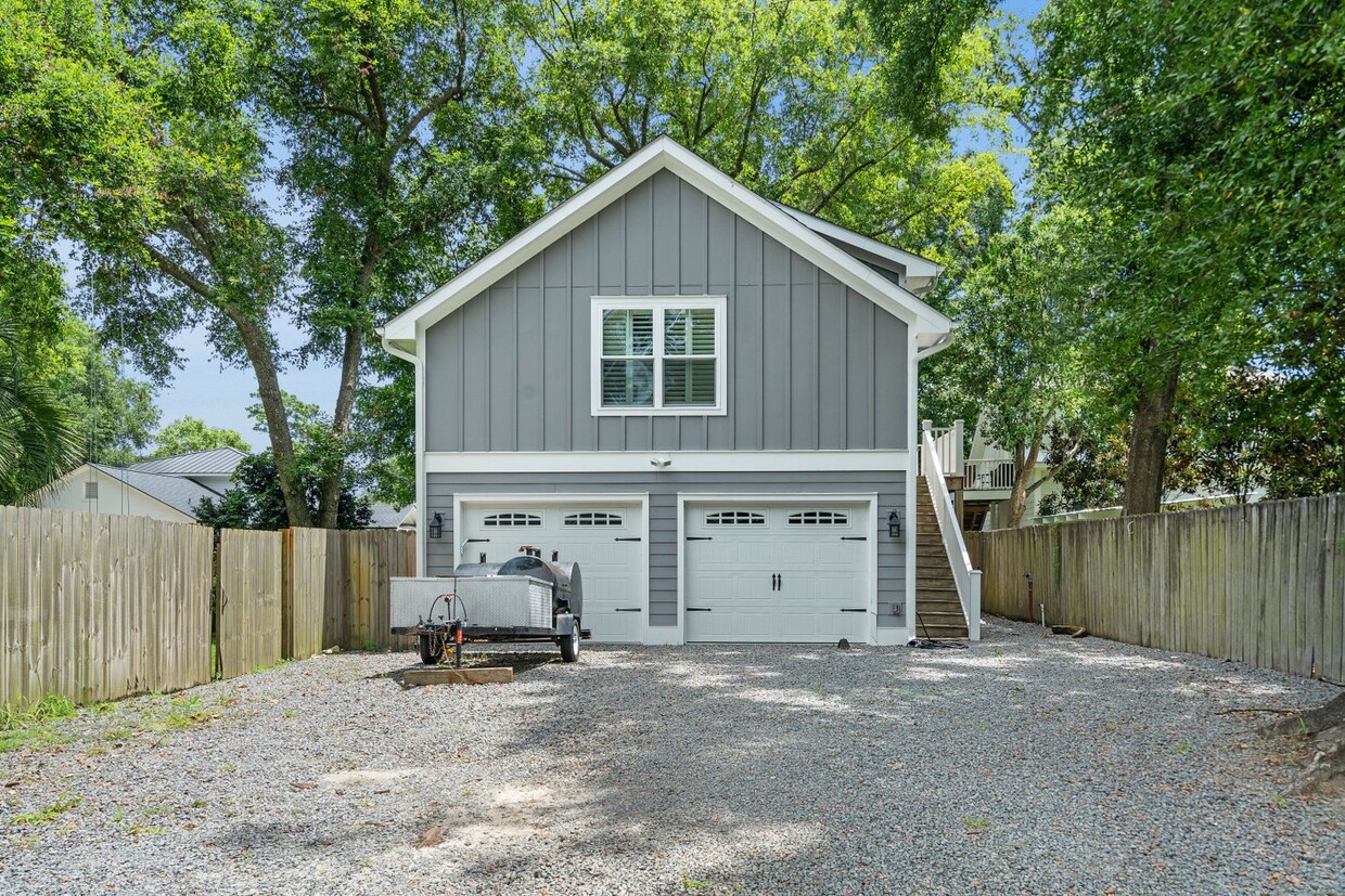 Primary Photo - FURNISHED Garage Apartment