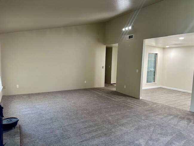 Building Photo - single story 3 bedroom 2 bathroom
