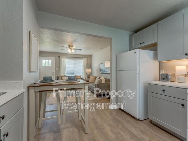 Photo - 1015 E Main St Apartment
