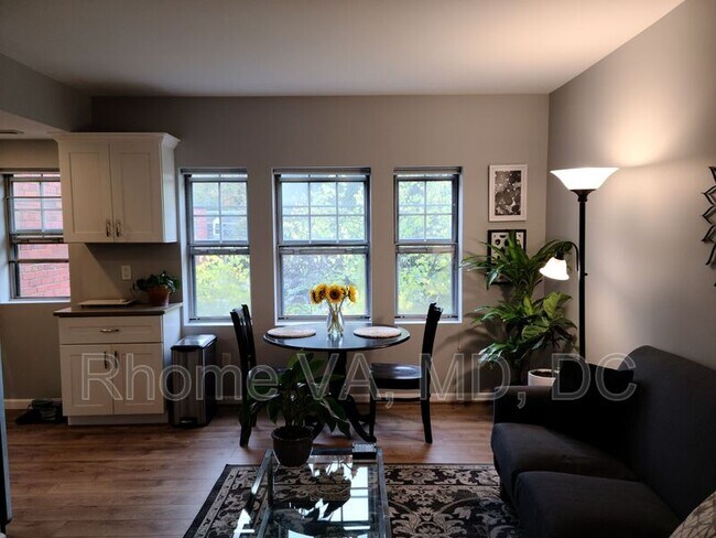 Foto del edificio - 1720 Queens Ln