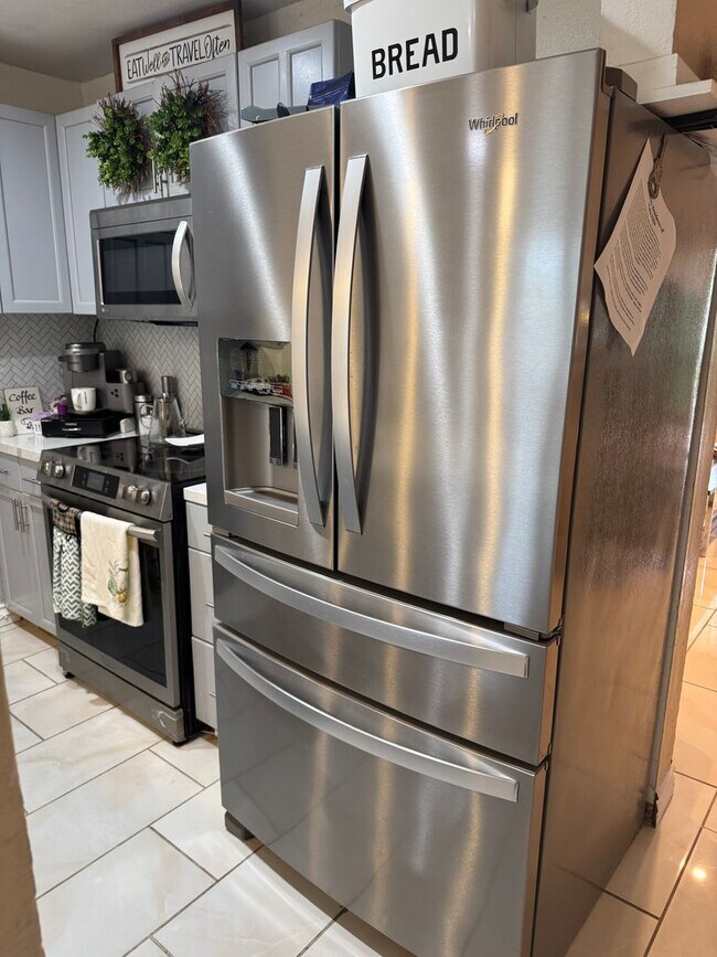Building Photo - 2 Bed | 1 Bath | In-unit Laundry | Private...