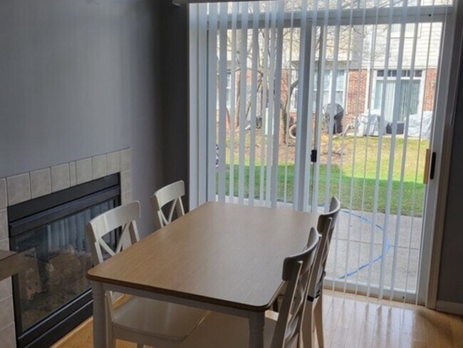 Foto del edificio - 453 Pine Lake Cir