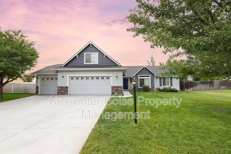 Primary Photo - 879 N Traquair Pl