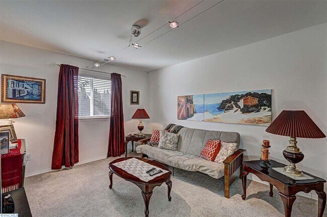 Guest bedroom 1 - 531 Smoketree pl