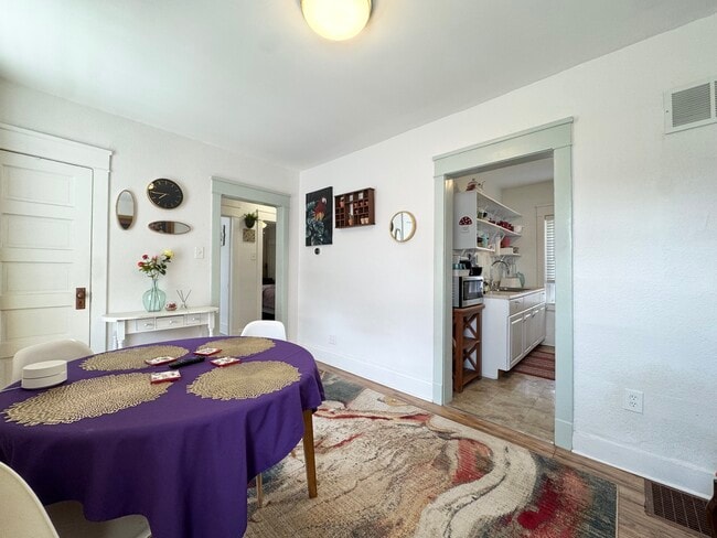 Building Photo - 512 W 39th Ter