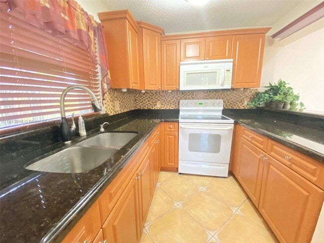 Foto del edificio - 6535 W 24th Ct