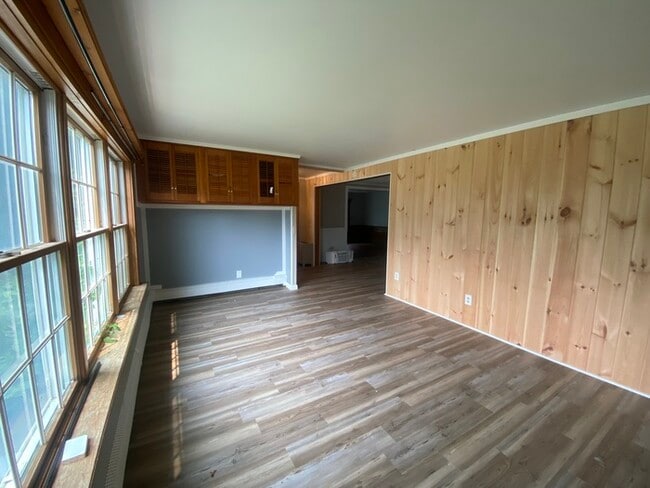 Building Photo - Beautiful 4 bedroom 1.5 bath located in th...