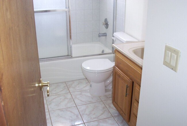 Building Photo - 2630 victoria 2 bedroom 1 bath penthouse