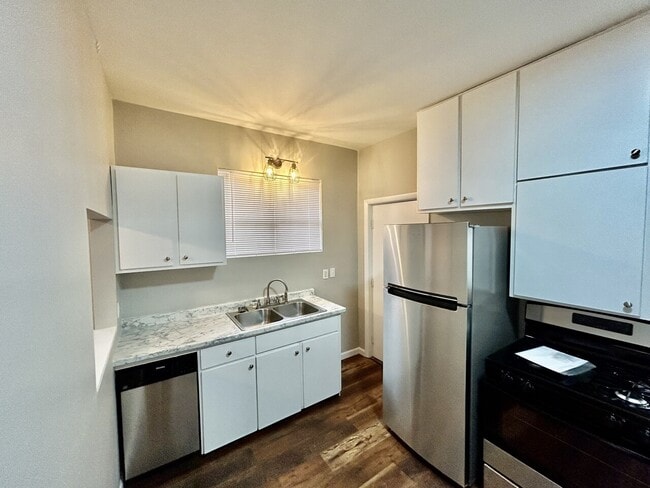 Building Photo - 852 Lewis Avenue