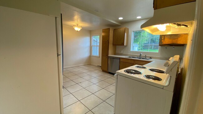 Foto del edificio - 4BD/1BA House with Fenced Yard – Walk to DU!