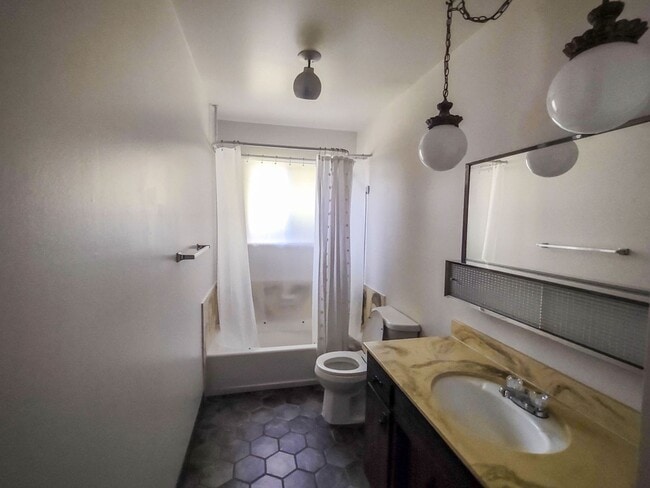 Building Photo - North Morro Bay, 3 bedroom, 2 bath home in...