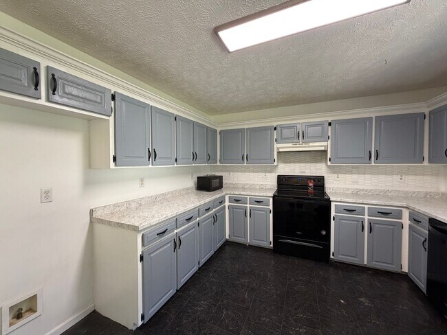 Building Photo - 3-Bedroom Home in Quiet Neighborhood Located in St. Robert, MO!