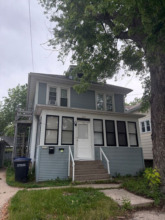 Building Photo - 1213 Grand St