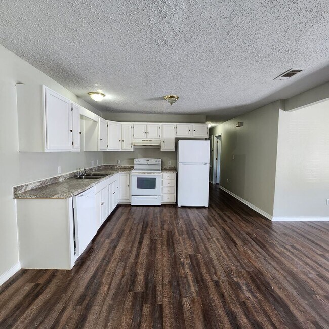 Foto del edificio - 4 Bedroom Home Coming Soon!
