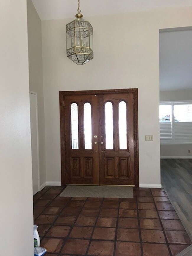 Building Photo - East Ventura Beauty FOR RENT with A/C!